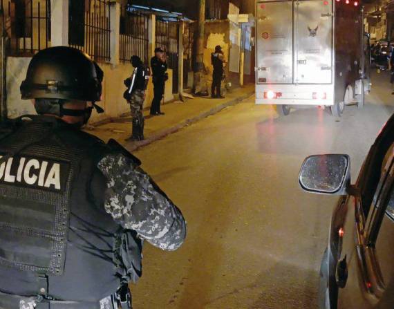El comandante Fausto Salinas dice que la Policía activó sus unidades especializadas para hallar a los atacantes de la directora de la cárcel de mujeres de Esmeraldas.