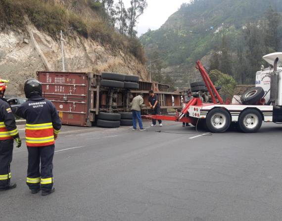 El vehículo se volcó sobre el carril izquierdo, de la avenida Simón Bolívar.