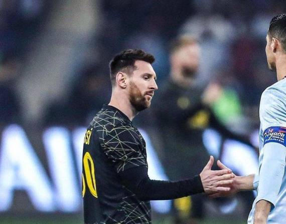 Messi y Cristiano Ronaldo, saludándose dentro del campo.