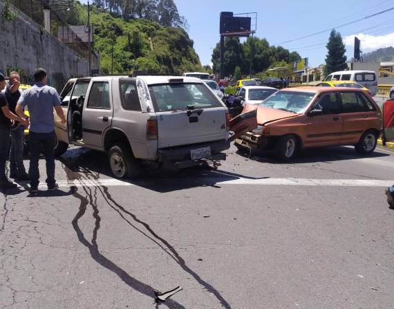 Cinco automóviles se accidentaron en la avenida José María Velasco Ibarra, centro de la urbe.