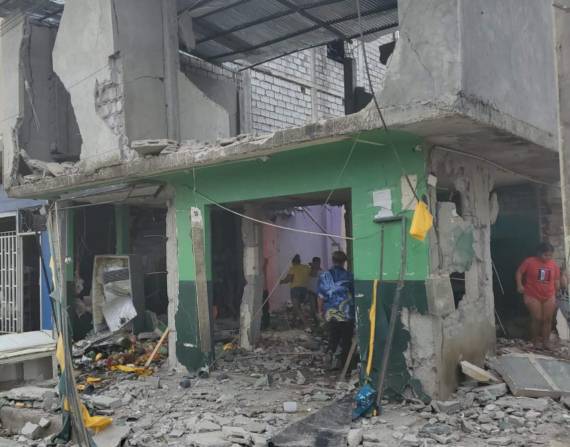 La casa donde Rodríguez y su familia habitaban quedó totalmente destruida. Paredes y pilares han colapsado.