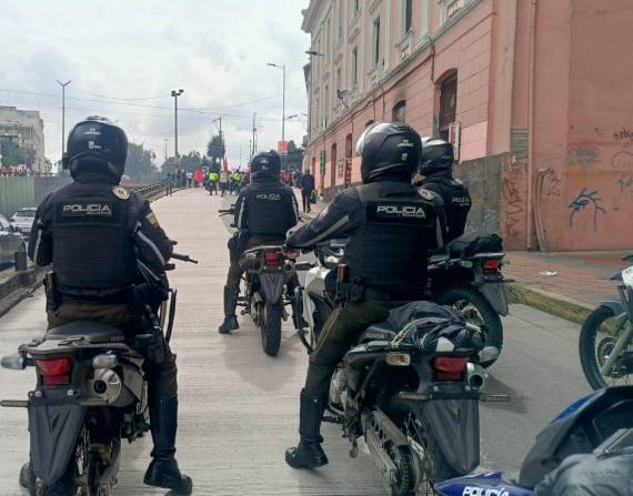 Foto referencial. Imagen de policías resguardando una marcha por el Día del Trabajador en Quito.