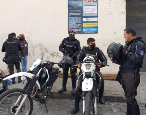 Personal de la Policía Nacional resguardó los exteriores del centro de rehabilitación social de El Inca.