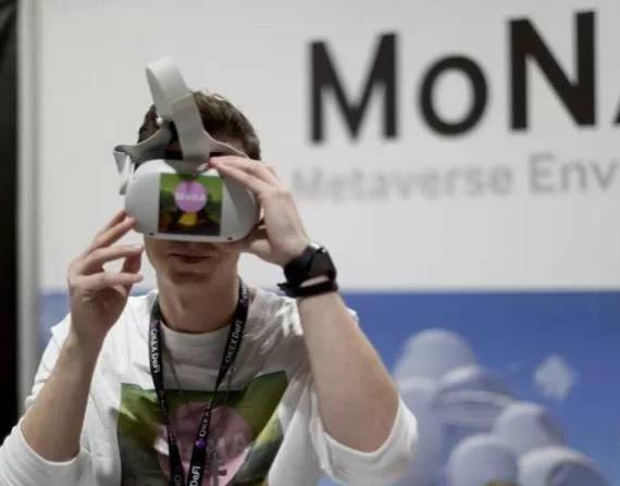 Los mundos real y digital se integran utilizando tecnologías como la realidad virtual (VR) y la realidad aumentada (AR).