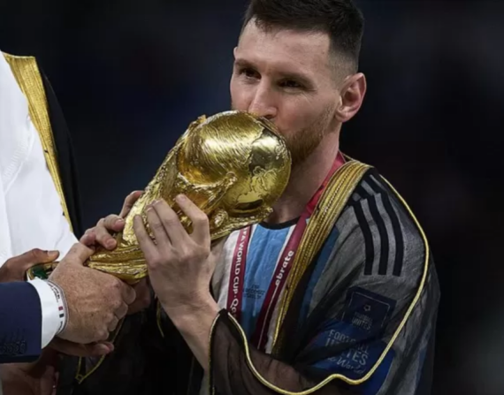 Qatar 2022: ¿qué es el bisht, la túnica negra y dorada con la que Messi recibió la Copa del Mundo?