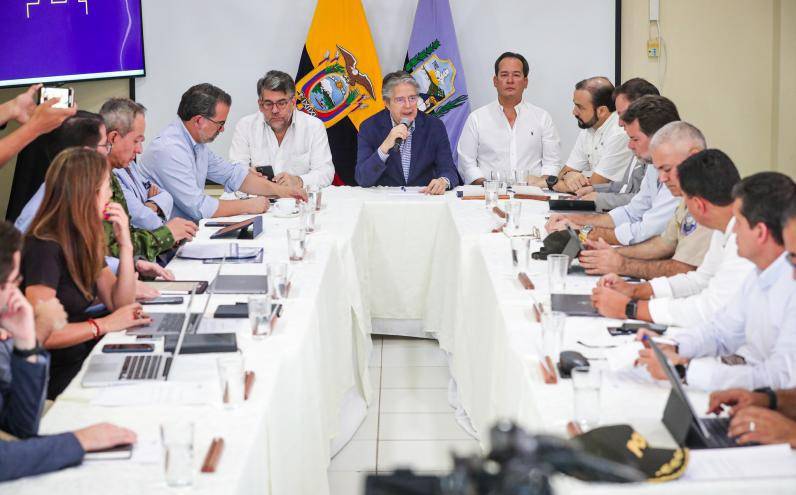 El presidente Guillermo Lasso en reunión con autoridades de seguridad.