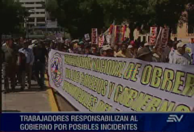 Grupo de trabajadores avanzó a la Asamblea, pero no fue recibido