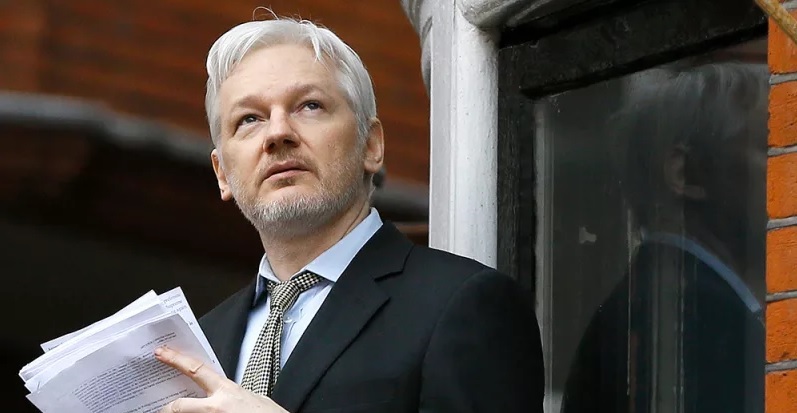 Julian Assange demanda al gobierno de Ecuador que lo asila hace seis años