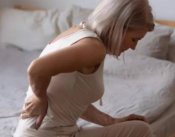 Los intensos dolores musculares son uno de los síntomas asociados con la covid-19.