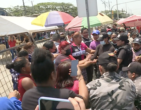 1. Familiares reconocen los cuerpos de reos asesinados en Penitenciaría del Litoral | 2. El presidente Lasso atribuye a violencia narco el ataque a un canal | 3. Inicia el feriado por la independencia de Guayaquil.