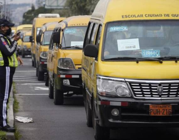 Policía ejecuta operativos en unidades educativas de Quito