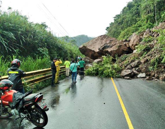 Un deslizamiento provocó el cierre total de la vía Alóag-Santo Domingo.