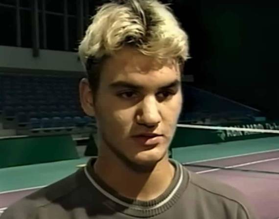 Un joven Roger Federer con el cabello teñido de rubio, atendiendo a la prensa deportiva.