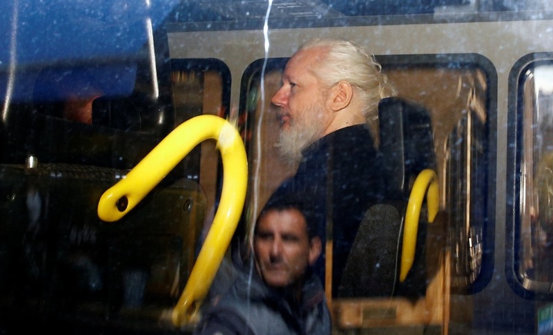 Assange enfrenta hasta 5 años de prisión en EEUU