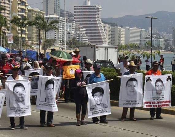 Imagen de octubre de 2014. Familiares de los 43 estudiantes mexicanos de Ayotzinapa realizaron una serie de plantones en México exigiendo justicia.