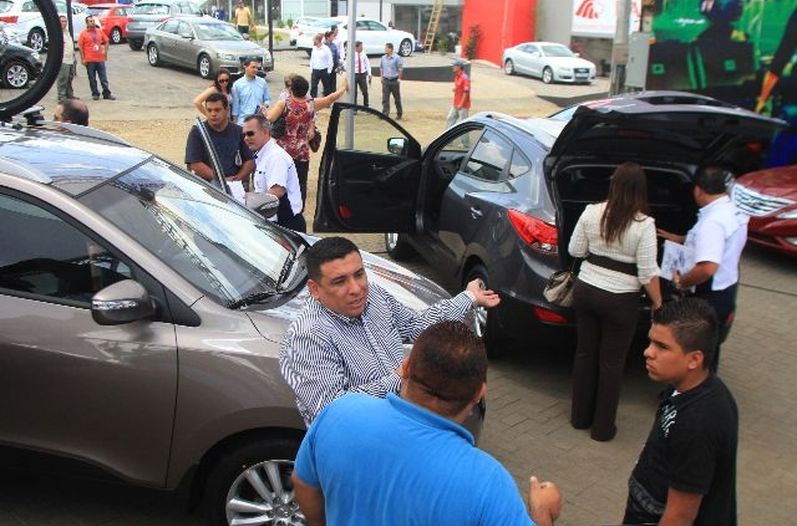 SRI realizó operativos a locales de compra y venta de vehículos