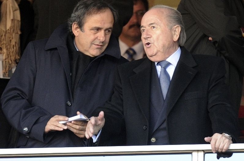 Platini y Blatter juegan a la defensiva en medio del escándalo de la FIFA