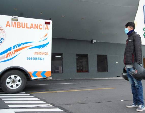 En los exteriores de las casas de salud de Quito aún hay tensión y sufrimiento. API/Referencial