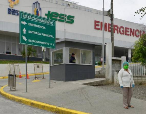 El ingreso de pacientes con COVID-19 al hospital IESS de Ceibos, sigue en aumento. API/Archivo