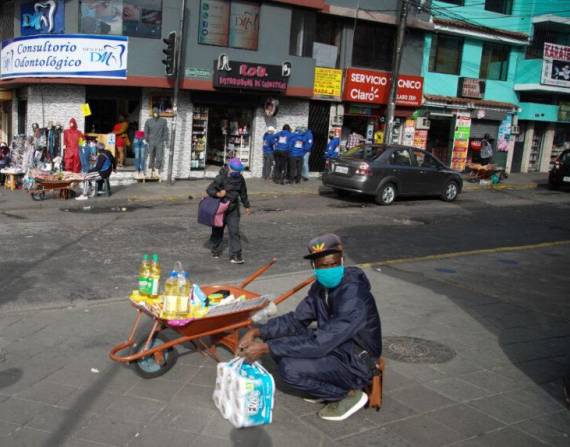 Una persona vende en una calle en el norte de Quito. Foto: API/Archivo