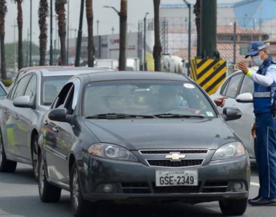 En el cantón Jujan pasa exactamente lo mismo, aquí las revisiones se realizan en un terreno en donde funcionaba una gasolinera.
