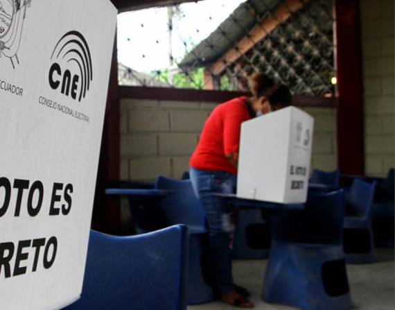 En los últimos 40 años los ecuatorianos han votado por consultas populares o referendos en 11 ocasiones. API/Archivo