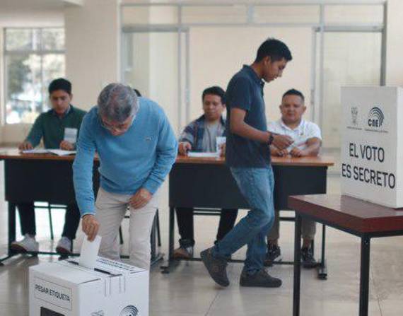 Personas acuden a sufragar.