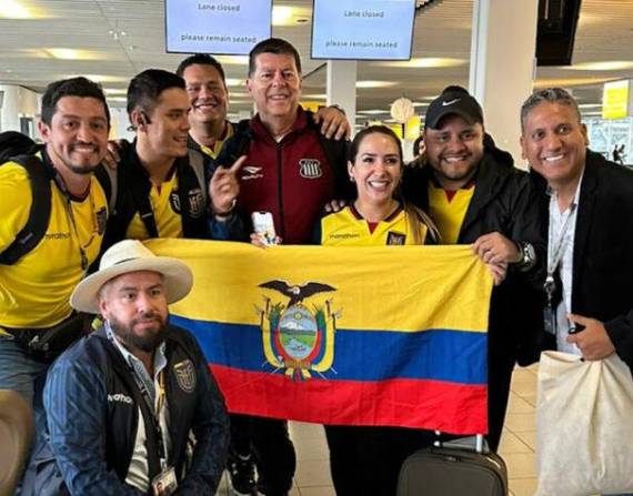 Hinchas ecuatorianos viajando hacia Doha.