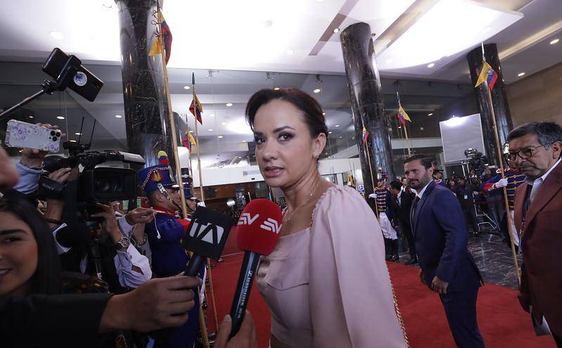 Imagen de Marcela Aguiñaga, prefecta del Guayas, entrando a la Asamblea Nacional por la posesión del presidente Daniel Noboa.