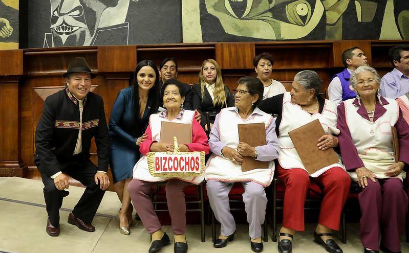 Ricardo Ulcuango y Yeseña Guamaní con artesanos del bizcocho en la Asamblea.