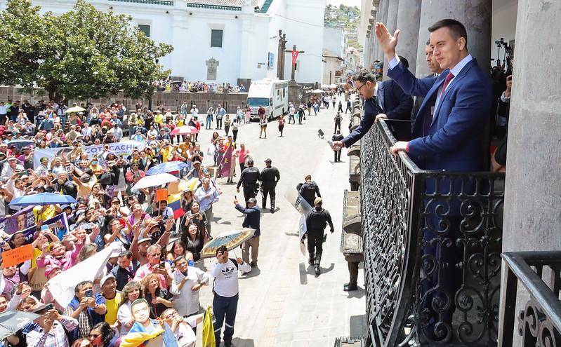 Imagen del presidente electo Daniel Noboa saludando a sus simpatizantes en el balcón del Palacio de Carondelet, el 17 de octubre del 2023.