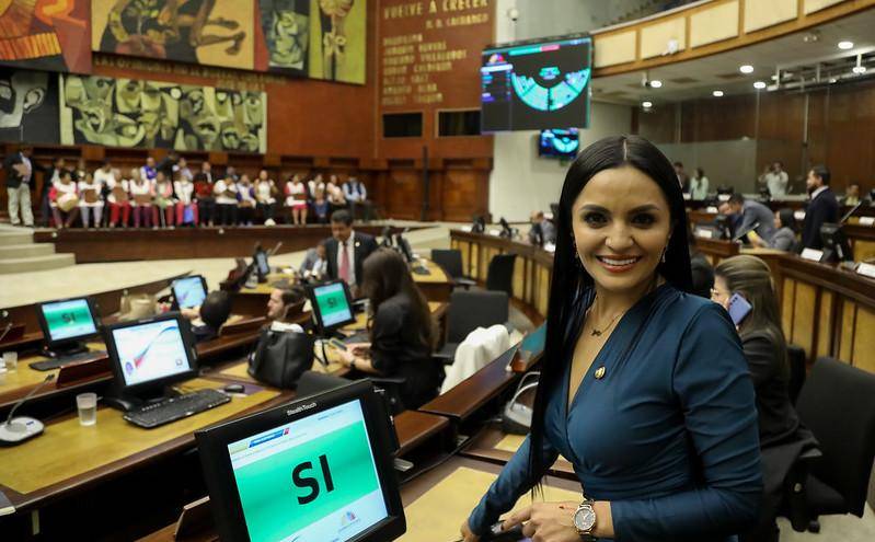 Yeseña Guamaní voto sí para declarar el Día Nacional del Bizcocho.