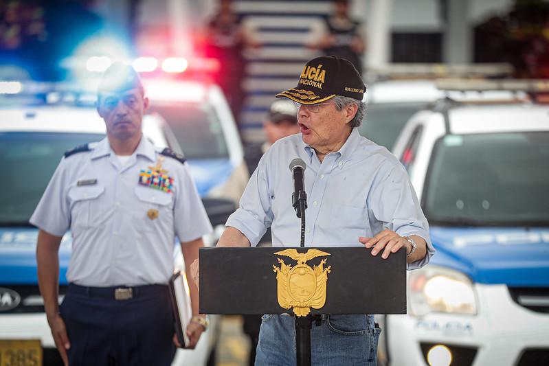 El presidente Guillermo Lasso en una reciente entrega de vehículos repotenciados para la Policía Nacional.