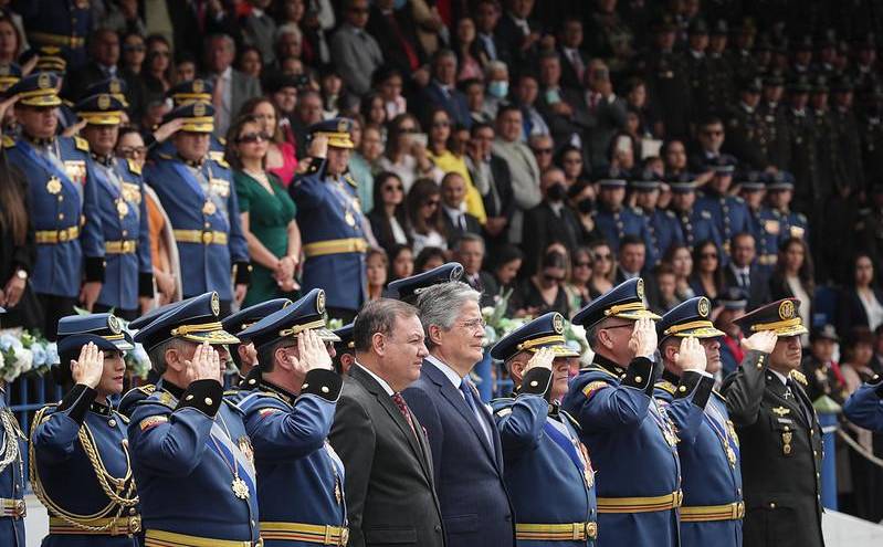 El presidente Guillermo Lasso (c) durante una ceremonia de ascensos en la Policía.