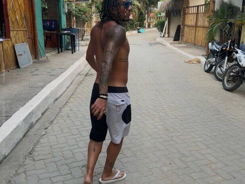 El look de Joao Rojas en la playa