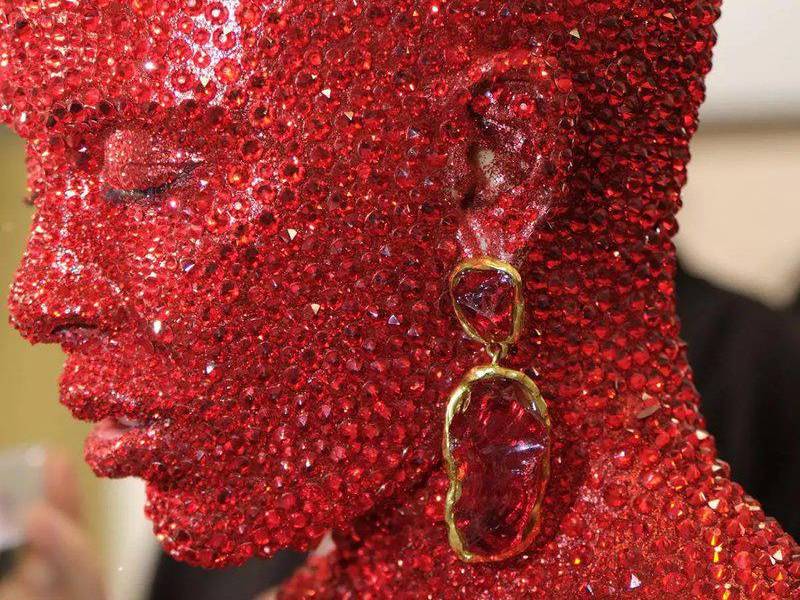 No veas si tienes tripofobia: 30.000 cristales incrustados en el cuerpo de Doja Cat se viralizan en redes