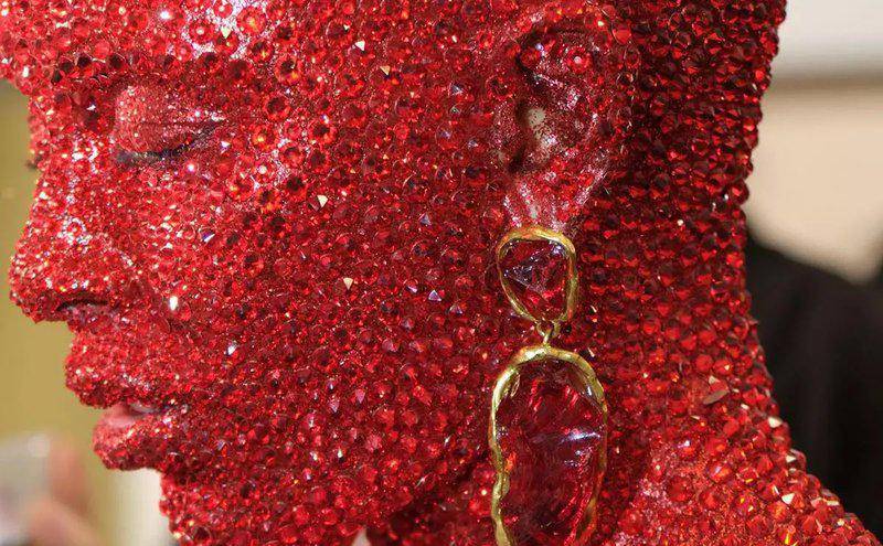 No veas si tienes tripofobia: 30.000 cristales incrustados en el cuerpo de Doja Cat se viralizan en redes