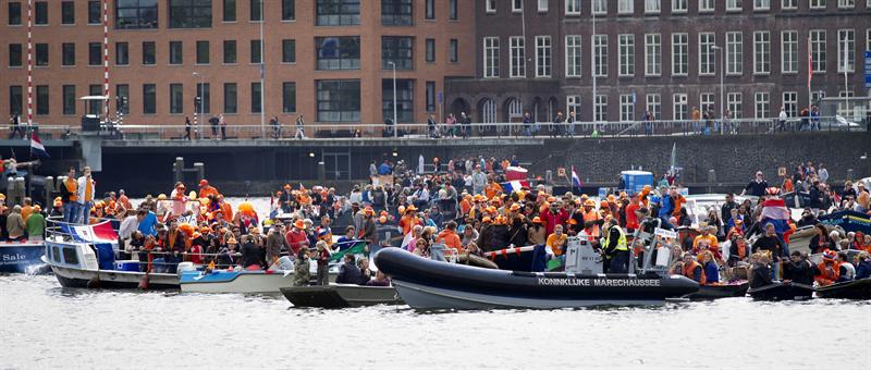 Holanda festeja en la calle a sus nuevos reyes