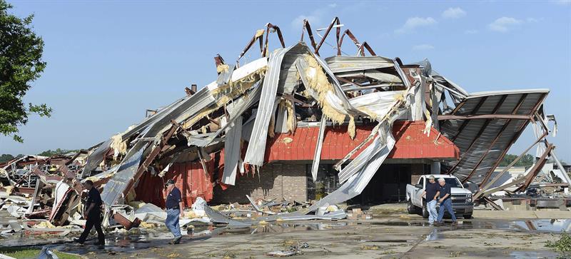 Sube a 30 las víctimas por el paso de tornados por el sureste de EE.UU.