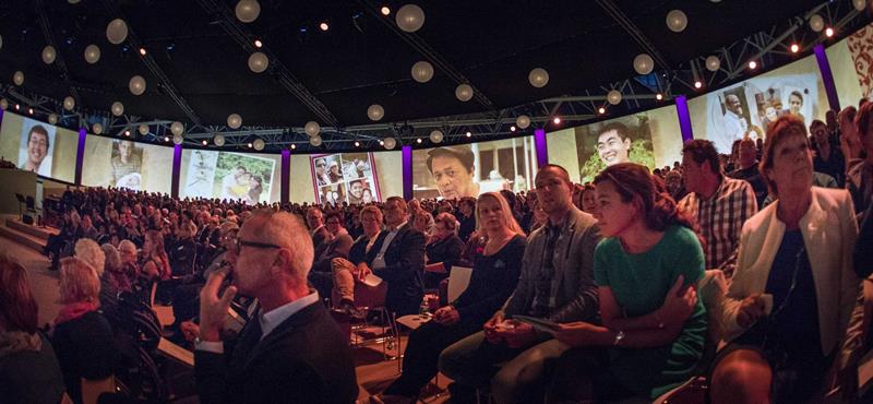 Más de 1.600 familiares recuerdan a víctimas del vuelo derribado en Ucrania