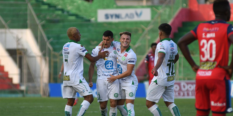 Tenso momento entre hinchas y jugadores de LDUP