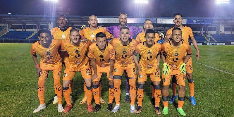 Jugadores de Libertad FC previo a un duelo.