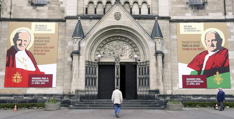 Ecuatorianos viajan a Roma para asistir a la canonización de los papas