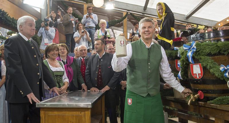 Inició el Oktoberfest en Múnich al grito de: "Ya está abierto" el barril