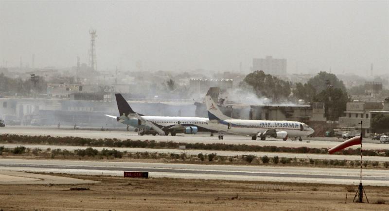 Talibanes vuelven a atacar aeropuerto de Pakistán