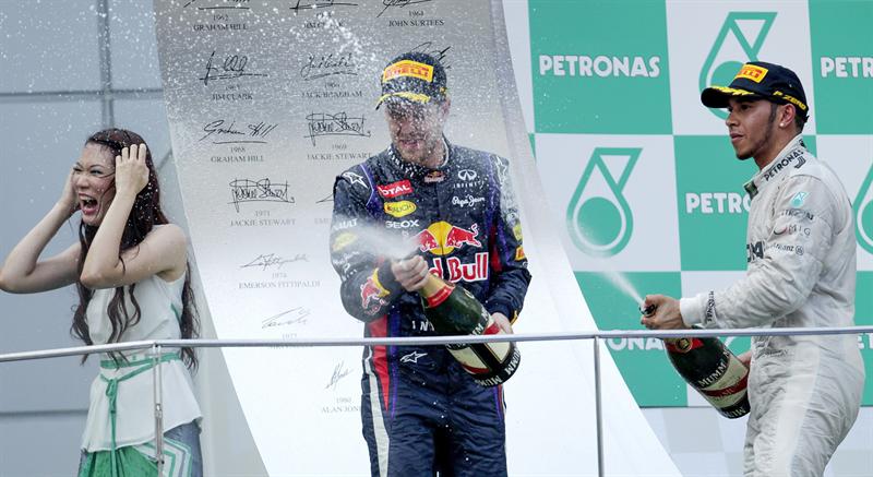 Vettel triunfa en Malasia y Alonso abandona en la segunda vuelta