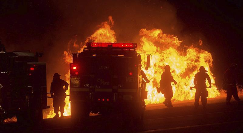 Incendios en California dejan un muerto y fuerzan miles de evacuaciones