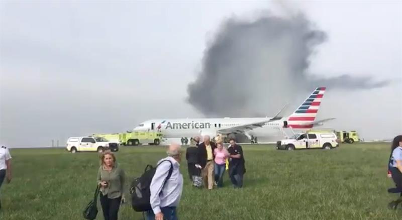 Un avión se incendia en el aeropuerto de Chicago por un neumático reventado