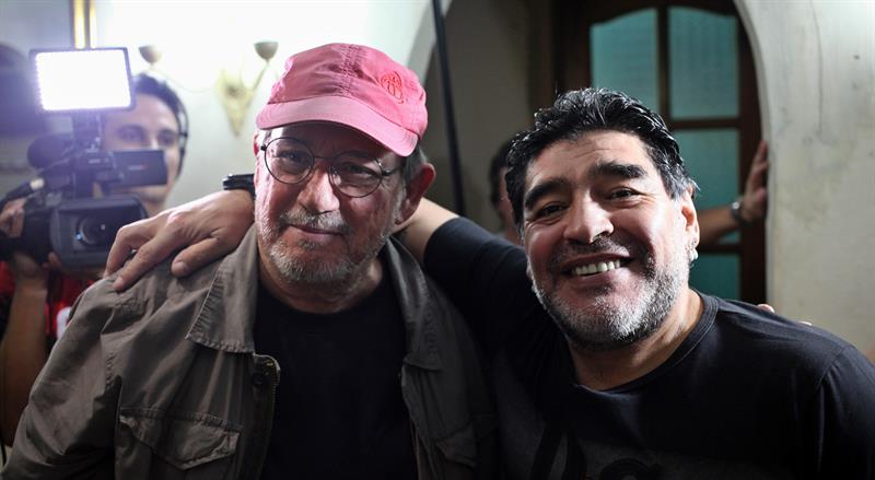 Maradona asiste a concierto de Silvio Rodríguez en La Habana