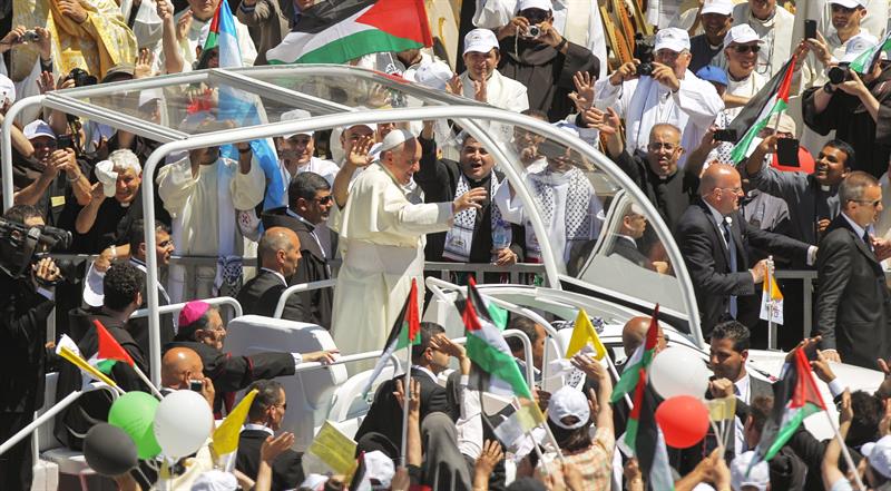 Francisco ofrece el Vaticano a palestinos e israelíes para orar por la paz